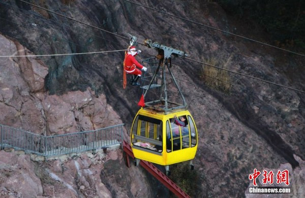 Bất chấp nguy hiểm, ông già Noel phát quà trên cáp treo giữa vực sâu