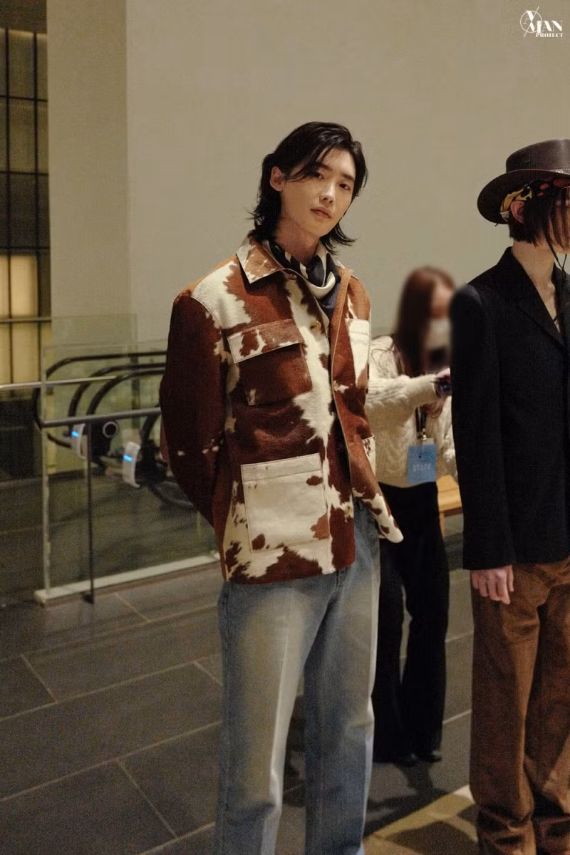 Lee Jong Suk xuất hiện ấn tượng tại Tuần lễ thời trang Seoul 2021 ảnh 11