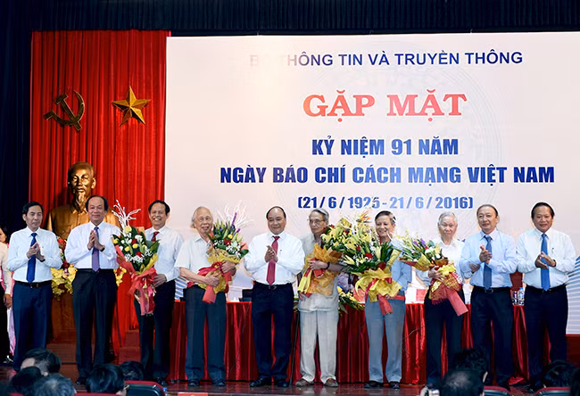 Thủ tướng Nguyễn Xuân Phúc tặng hoa các nhà báo lão thành