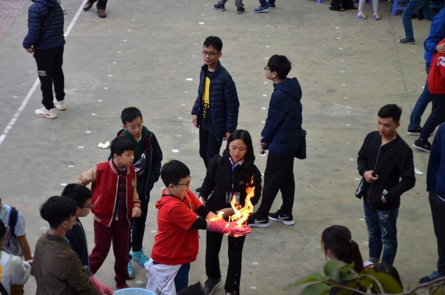 Học sinh thích thú với các thí nghiệm khoa học.