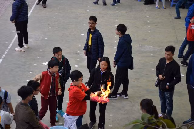 Học sinh thích thú với các thí nghiệm khoa học.