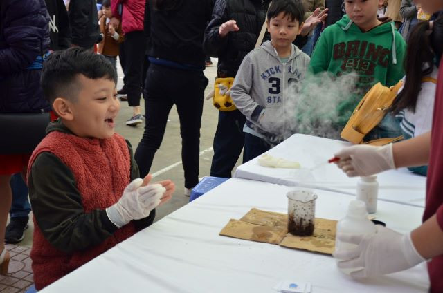 Học sinh thích thú với các thí nghiệm khoa học.