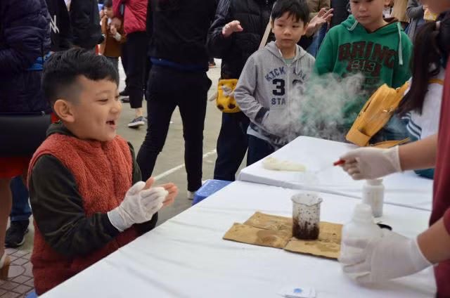 Học sinh thích thú với các thí nghiệm khoa học.