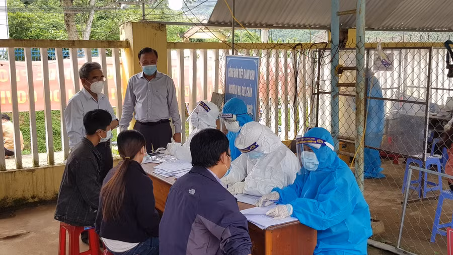 Lực lượng y tế tổ chức xét nghiệm truy vết tại một số trường học ở Nam Trà My (Quảng Nam) 