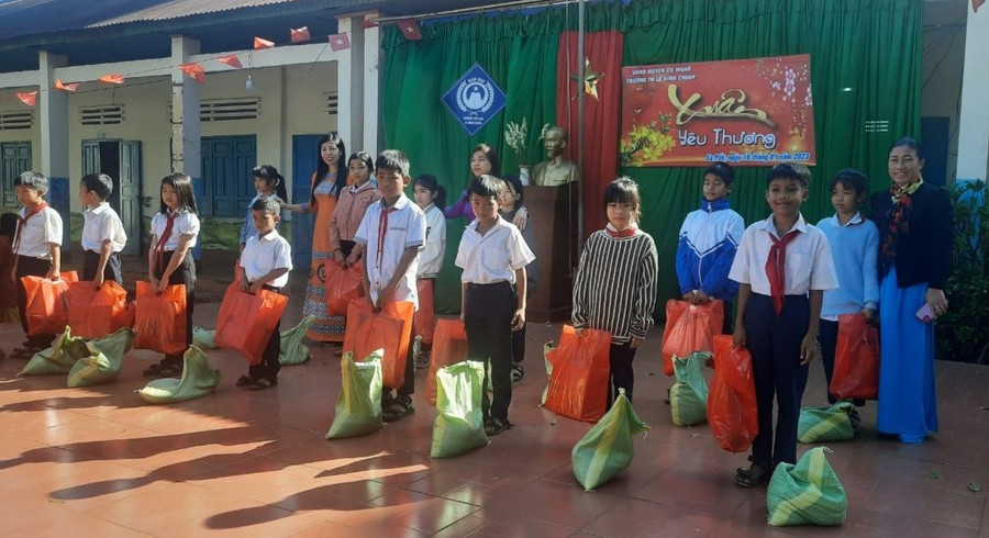 Trường Tiểu học Lê Đình Chinh tổ chức chương trình “Xuân yêu thương” cho học sinh có hoàn cảnh khó khăn. Ảnh: Khánh Nguyên Trường Tiểu học Lê Đình Chinh tổ chức chương trình “Xuân yêu thương” cho học sinh có hoàn cảnh khó khăn. Ảnh: Khánh Nguyên