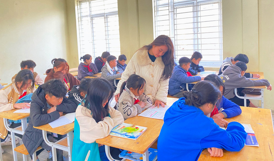 Cô giáo và học trò Trường PTDTBT-THCS Mường Lý (Mường Lát, Thanh Hóa). Ảnh: Thế Lượng