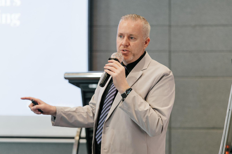 Ông Alan Malcolm, Giám đốc Đối tác vùng của Udemy trình bày tại hội thảo. Ảnh: FUNiX.