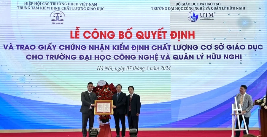 ông Nguyễn Đức Cường, Chánh Thanh tra Bộ GD&ĐT trao chứng nhận đạt chuẩn kiểm định chất lượng cơ sở giáo ĐH chu kỳ 2 cho Trường ĐH Công nghệ và Quản lý Hữu Nghị.