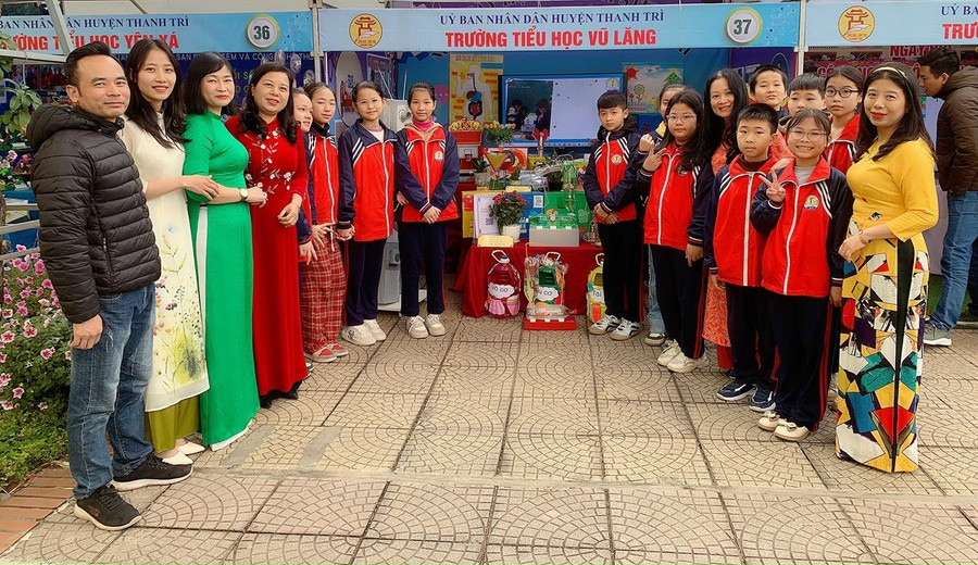 Hình ảnh gian trưng bày sản phẩm CNTT và STEM của Trường tiểu học Vũ Lăng.