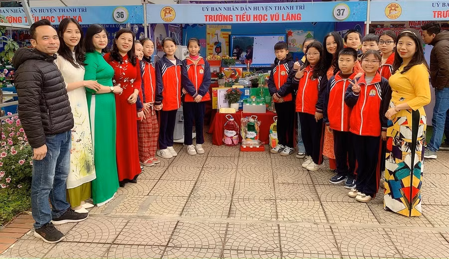 Hình ảnh gian trưng bày sản phẩm CNTT và STEM của Trường tiểu học Vũ Lăng.