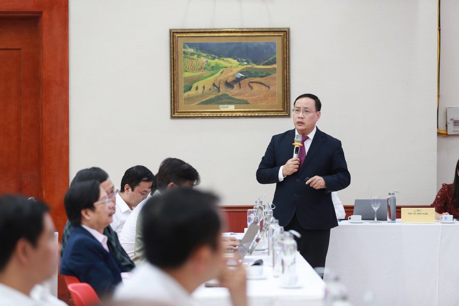 GS Nguyễn Đình Đức phát biểu tại 1 Hội nghị của Đại học Quốc gia Hà Nội.