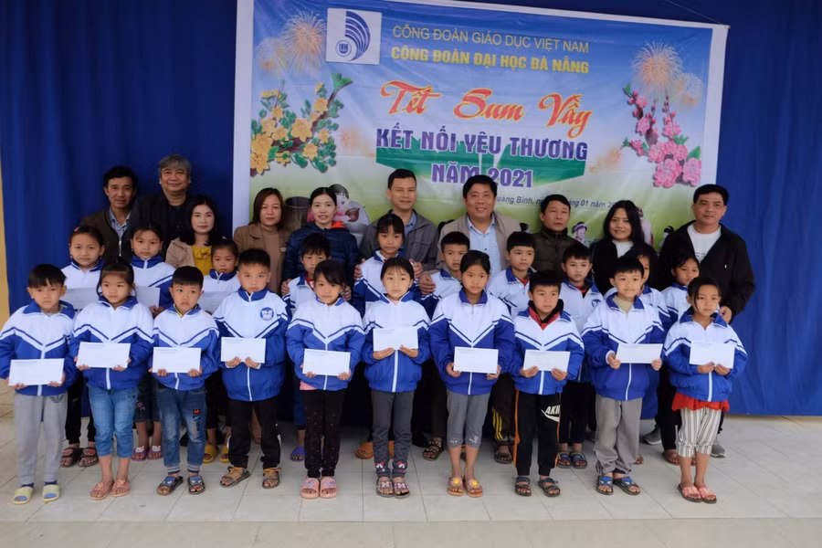 Công đoàn ĐH Đà Nẵng tặng quà cho HS Trường Tiểu học Hóa Thanh (Quảng Bình) trong chương trình "Tết sum vầy - Kết nối yêu thương".