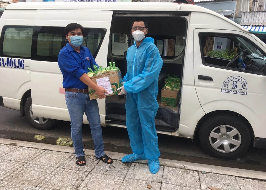 Đại diện Đoàn trường ĐH Kiên Giang gửi quà Trung thu cho nhân viên y tế để trao cho trẻ đang điều trị Covid-19.