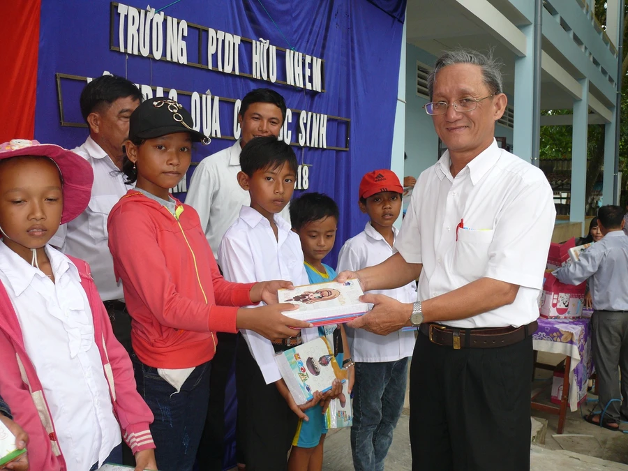 Cà Mau: Chung tay chăm lo HS nghèo trước thềm năm học mới