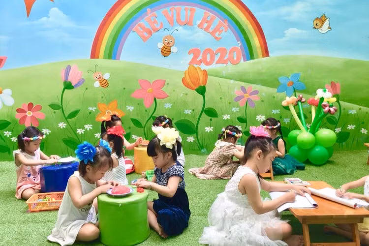 Học sinh Trường MN 2 (Q.4, TPHCM) trong một giờ học hè. Ảnh: FBNT