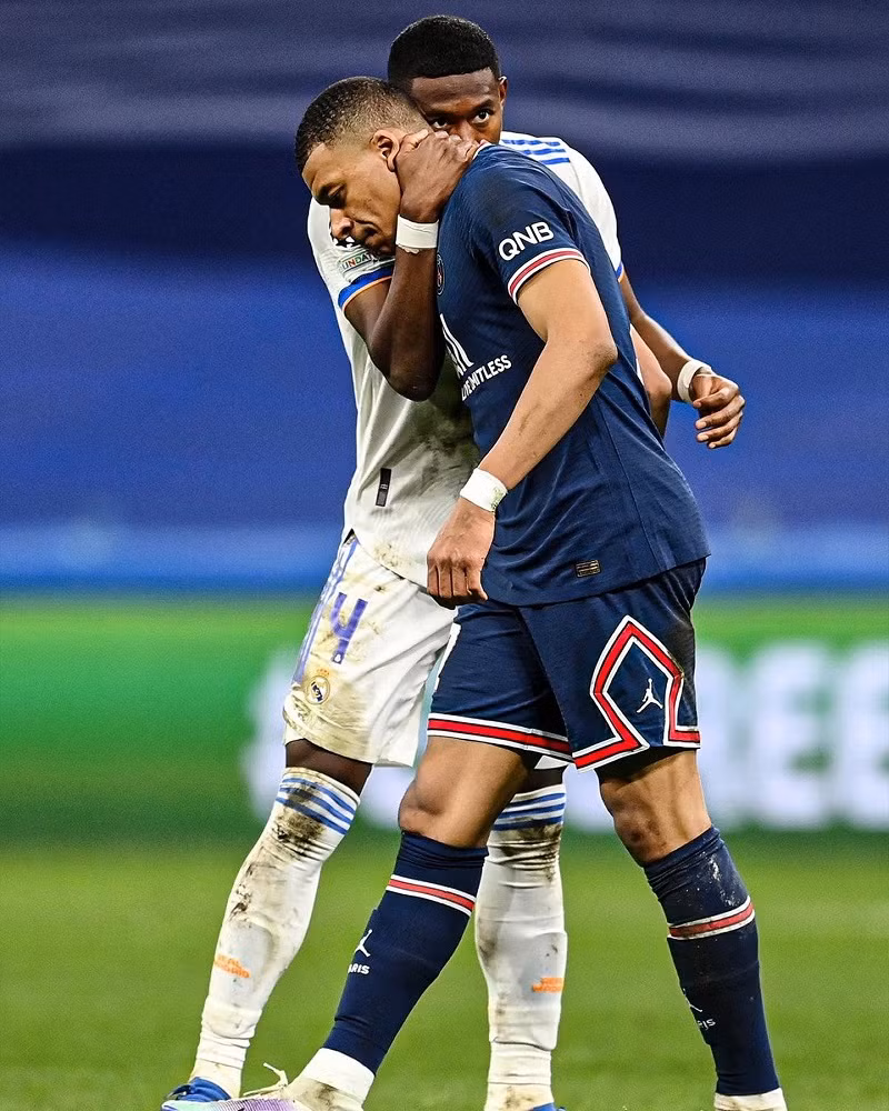 Mbappe (áo sẫm) nhiều khả năng sẽ gia nhập Real Madird.