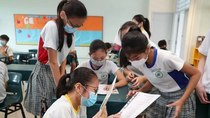 Học sinh Trường Tiểu học Northoaks nhận kết quả PSLE của mình.