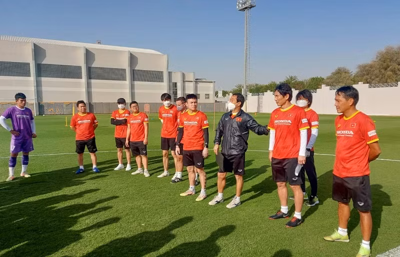 Huấn luyện viên Gong Oh-kyun (thứ 2 từ phải qua) ra mắt đội tuyển U23 Việt Nam tại UAE.