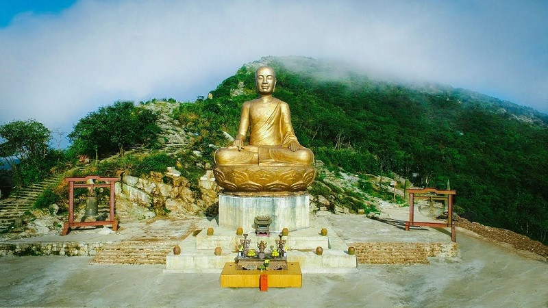Trần Nhân Tông làm thơ theo hai nguồn cảm hứng: Cảm hứng thế tục gắn với tư cách hoàng đế và cảm hứng Thiền gắn với tư cách Thiền sư.