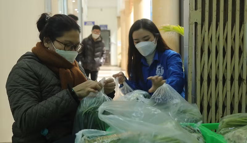 ThS Trần Phương Thảo (bên trái) cùng đoàn viên chuẩn bị những phần quà dành tặng sinh viên F0 gặp khó khăn. Ảnh: NVCC