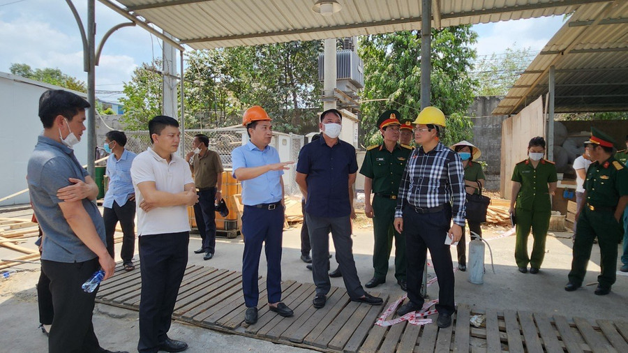 Ông Võ Tấn Đức - Quyền Chủ tịch UBND tỉnh Đồng Nai và Thiếu tướng Nguyễn Sỹ Quang - Giám đốc Công an tỉnh Đồng Nai chỉ đạo trực tiếp tại hiện trường.