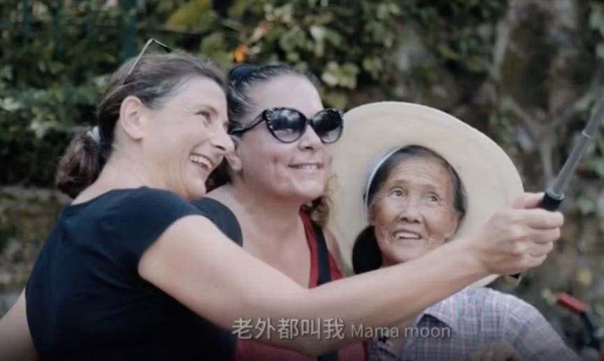 Cụ Xu Xiuzhen chụp ảnh lưu niệm với du khách nước ngoài.