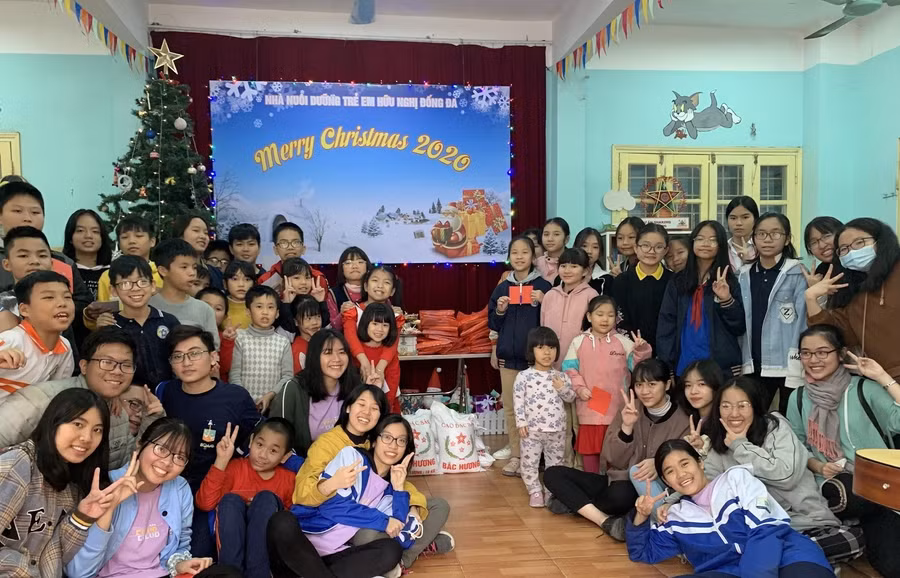 ECLUB trao tặng phần quà cho các em tại Nhà nuôi dưỡng Trẻ em Hữu nghị Quận Đống Đa.