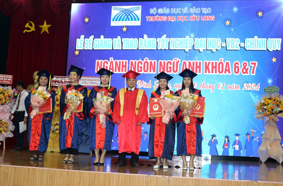 PGS.TS Lương Minh Cừ - Bí thư Đảng ủy, Hiệu trưởng trao bằng và giấy khen cho tân cử nhân tốt nghiệp xuất sắc. PGS.TS Lương Minh Cừ - Bí thư Đảng ủy, Hiệu trưởng trao bằng và giấy khen cho tân cử nhân tốt nghiệp xuất sắc.