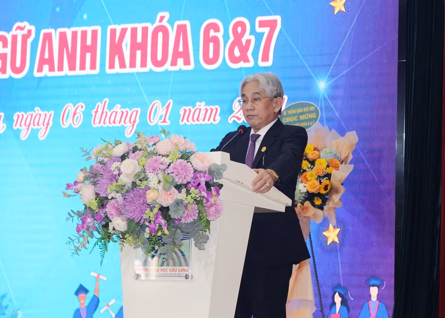 PGS.TS Lương Minh Cừ - Bí thư Đảng ủy, Hiệu trưởng phát biểu tại buổi lễ.