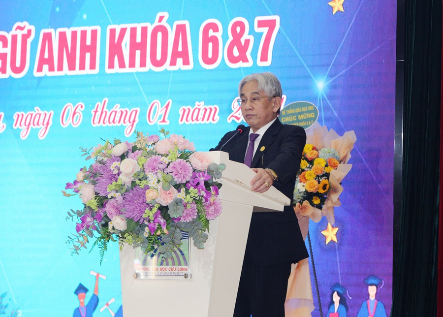 PGS.TS Lương Minh Cừ - Bí thư Đảng ủy, Hiệu trưởng phát biểu tại buổi lễ. PGS.TS Lương Minh Cừ - Bí thư Đảng ủy, Hiệu trưởng phát biểu tại buổi lễ.