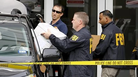 FBI thu giữ các tài liệu liên quan hôm 3/12. Ảnh: Reuters.