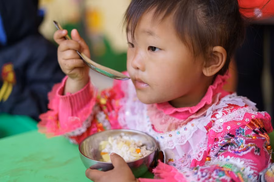 Bữa trưa bán trú đã có thịt nhờ những tấm lòng hảo tâm khắp cả nước thông qua quỹ Vì Tầm Vóc Việt.