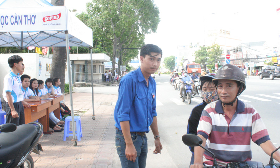 Tình nguyện viên hướng dẫn thí sinh và phụ huynh tìm điểm thi tại Cần Thơ