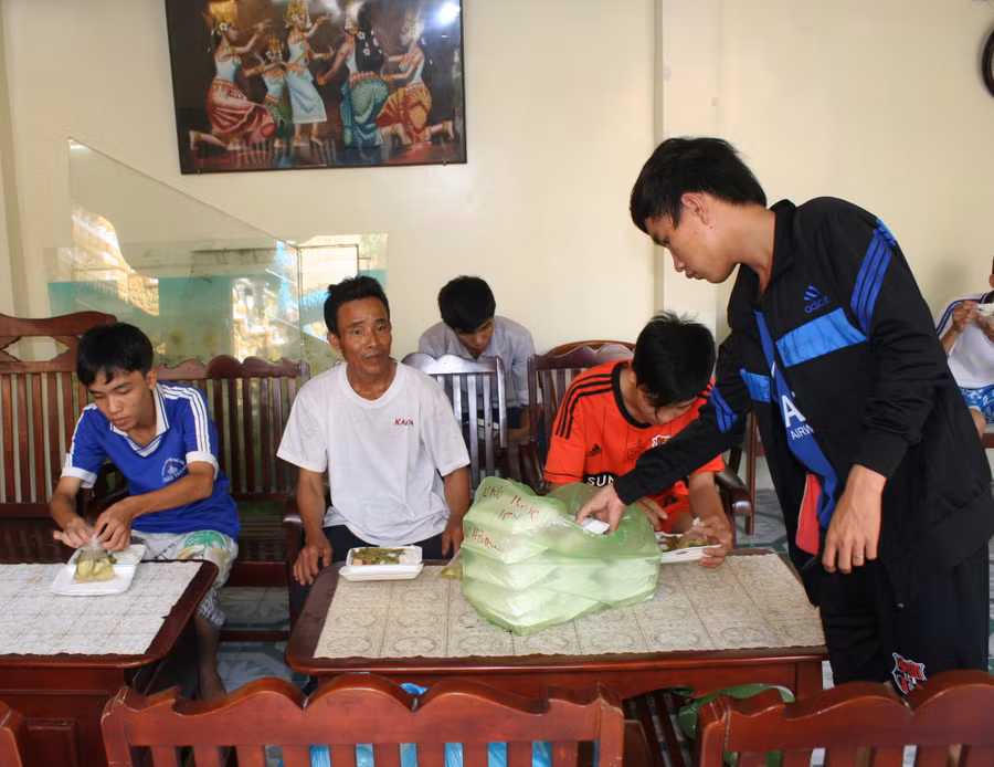 Kỳ thi THPT quốc gia bắt đầu cũng là lúc những tấm lòng hảo tâm chung sức giúp đỡ thí sinh và phụ huynh