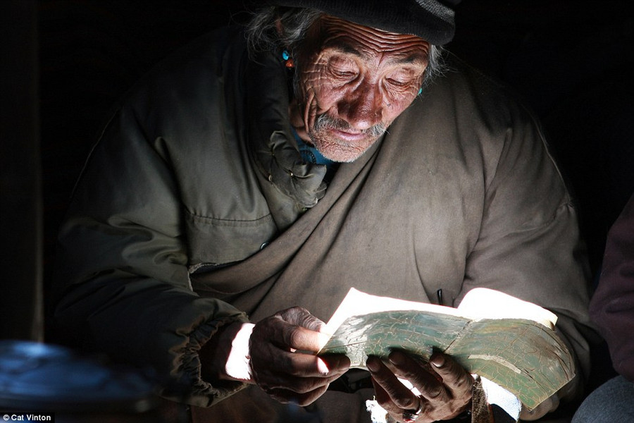 Họ theo đạo Phật và thường cầu nguyện vào sáng sớm.