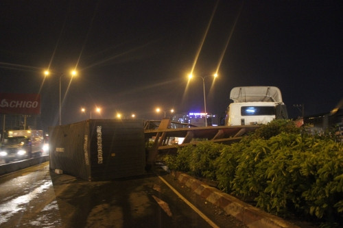 Xe container "làm xiếc" trên cầu vượt, nhiều người đi đường hú vía