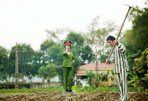 Những chú rể bị "vùi dập" trong các bộ ảnh cưới