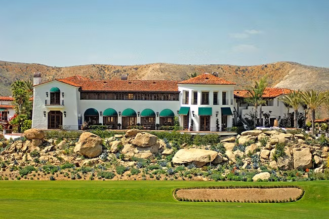 Không ai rõ ông sở hữu bao nhiêu bất động sản nhưng có một khu bất động sản mà ông Hoàng Kiều đang sở hữu là Trang trại Hummingbird Nest ở Simi Valley, Mỹ.