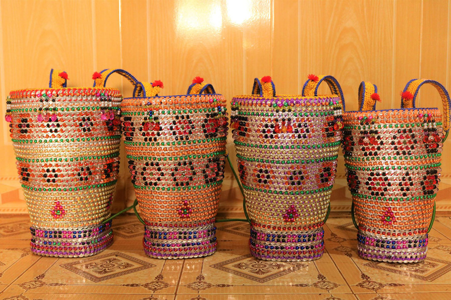 Những chiếc gùi, túi qua bàn tay khéo léo của bà Vo trở thành những sản phẩm đầy màu sắc.