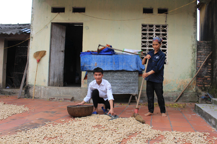 Sau những giờ học ở lớp, Thạch trở về nhà giúp mẹ và anh từ những công việc nhỏ nhất. Sau những giờ học ở lớp, Thạch trở về nhà giúp mẹ và anh từ những công việc nhỏ nhất.