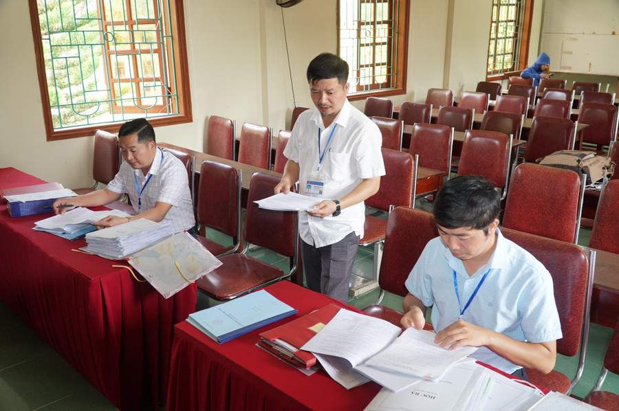 Đoàn công tác Sở GD&amp;ĐT Nghệ An kiểm tra hồ sơ thi tốt nghiệp THPT năm 2022 tại Trường THPT Anh Sơn 2 (huyện Anh Sơn, Nghệ An).