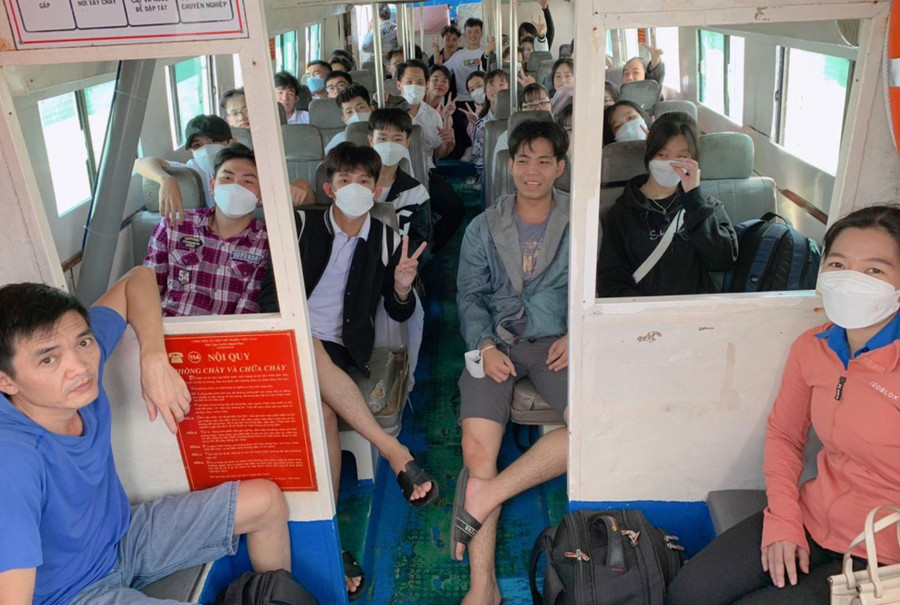 Các em học sinh và thầy cô giáo trên tàu cao tốc.