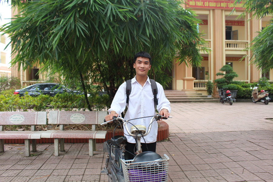 Chiếc xe đạp đã theo em từ những năm học THCS. Chiếc xe đạp đã theo em từ những năm học THCS.