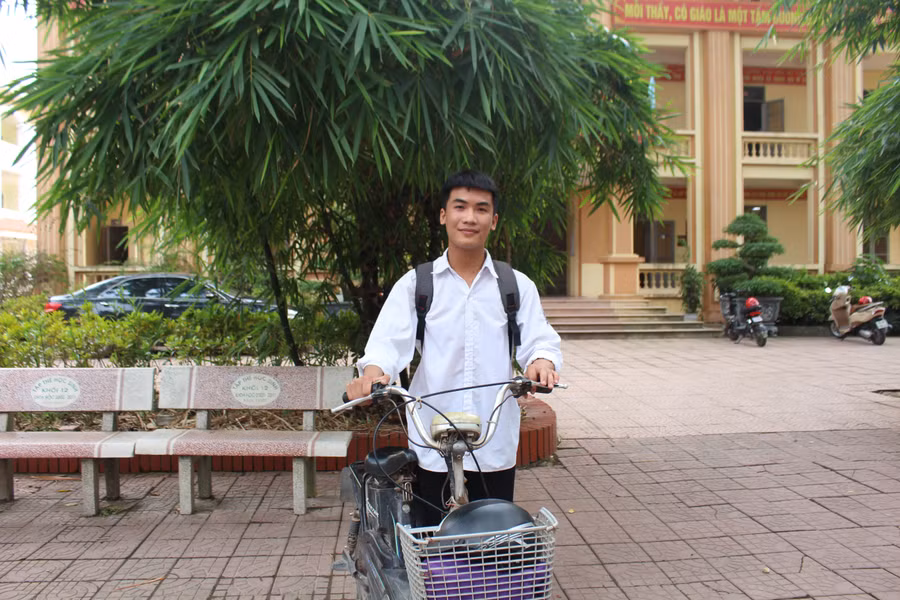 Chiếc xe đạp đã theo em từ những năm học THCS.