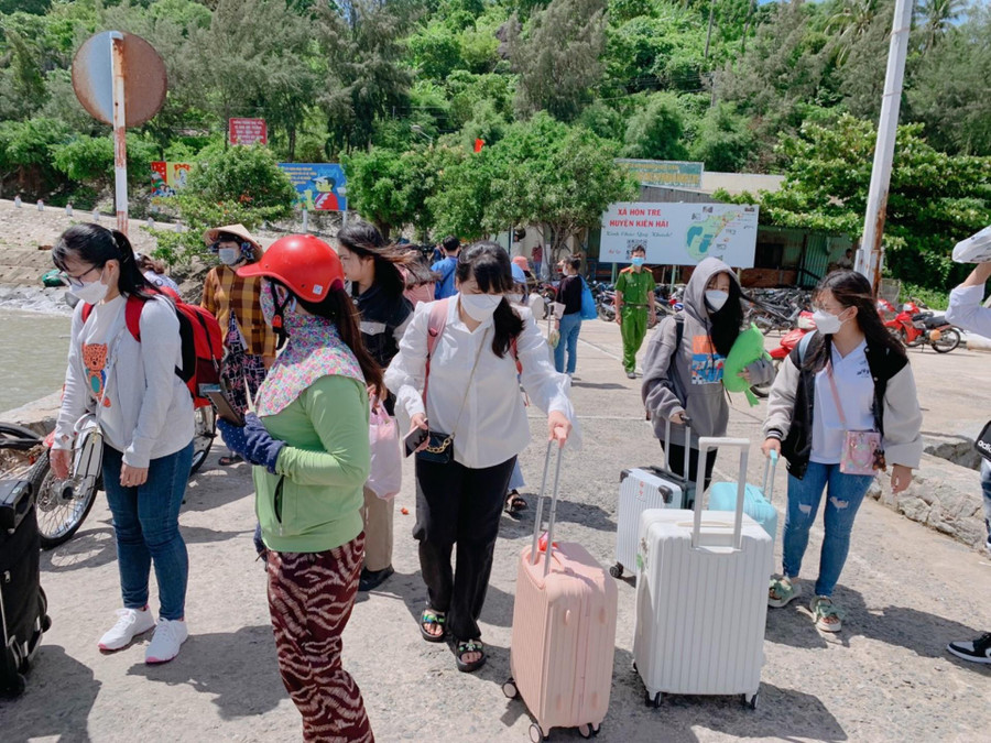Các em học sinh Trường THCS-THPT Kiên Hải rời đảo Hòn Tre vào đất liền dự thi.