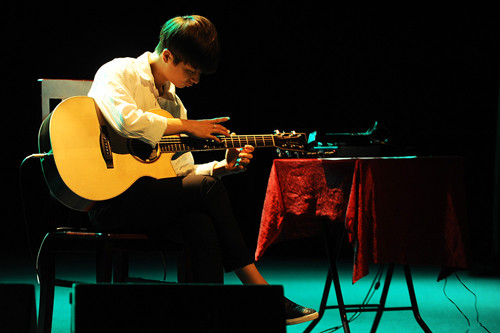 Sungha Jung mở màn chương trình với một loạt giai điệu trong album đầu tay "Perfect Blue". Tiếng đàn vừa cất lên khiến hội trường lập tức im lặng để theo dõi. Các bản nhạc như "The Milky Way", "Spring", "Fairy Tales"... đều nhận được sự ủng hộ lớn từ khán giả (xem video). HUY-4359-JPG-3700-1429402851.jpg