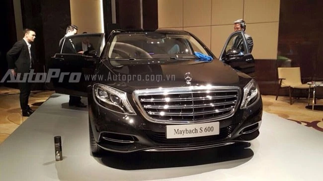 Cận cảnh xe siêu sang Mercedes-Maybach S600 tại Hà Nội