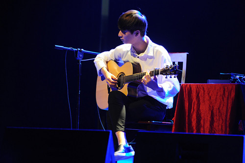 Trong suốt buổi biểu diễn, chàng trai 19 tuổi gần như không có giây phút lơ là. Ngón tay anh bay nhảy trên các phím đàn đầy ngẫu hứng. Các nốt nhạc, hợp âm hòa quyện với nhau tạo nên giai điệu từ trong trẻo, vui nhộn đến trầm lắng. Bản nhạc "River Flows in You" của nghệ sĩ Yiruma được anh trình diễn đầy cảm xúc (xem video). HUY-5098-8347-1429402851.jpg