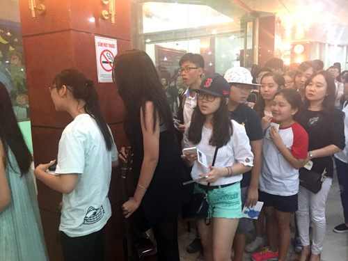 Sau buổi trình diễn, hầu hết người hâm mộ đều nán lại chương trình để mong có được chữ ký của thần tượng. Các fan xếp hàng ngay ngắn và giữ trật tự trong sảnh nhỏ của nhà hát. FullSizeRender-1-3943-1429402852.jpg