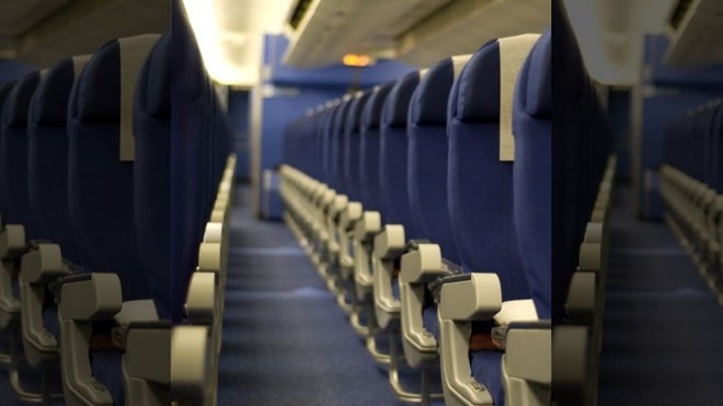 Những chuyến bay không người: Báo chí từng đưa tin về một anh chàng bay tới New York trên một chuyến bay chỉ có 2 hành khách. Một tiếp viên hàng không cho biết có những chuyến chỉ có tổ bay mà không có hành khách nào. Khi đó, các tiếp viên sẽ chơi trò “trượt ván trên lối đi”. Họ đặt một khay kim loại lên sàn trên lối đi, đứng lên trên và bám vào gì đó và chờ tới lúc máy bay cất cánh. Khi đó, máy bay đạt vận tốc 225 km/h, họ thả tay ra và trượt về phía đuôi máy bay, thường là kết quả không tốt đẹp chút nào.